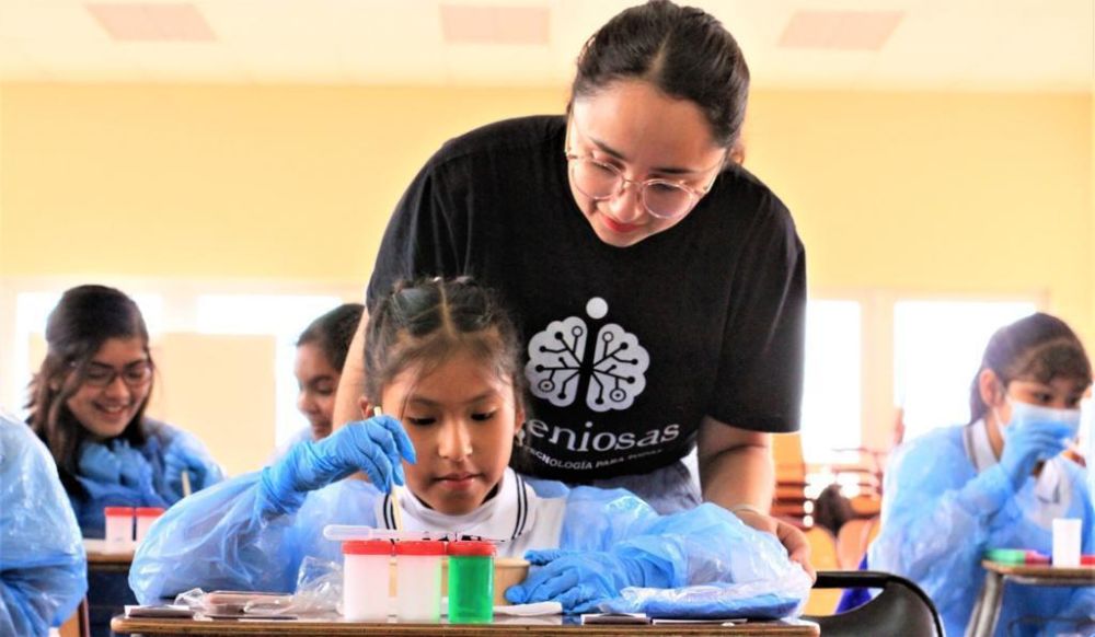 La iniciativa que llevó a Quiñones a ser reconocida en esta lista es Fundación Ingeniosas, un organismo que busca fomentar el interés científico-tecnológico en niñas y adolescentes de Chile y Latinoamérica. 